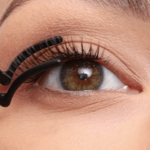 Primer plano de una modelo fusionando las pestañas