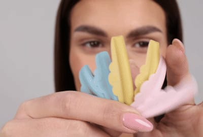 Modelo aplicándose una varilla de silicona en el párpado superior