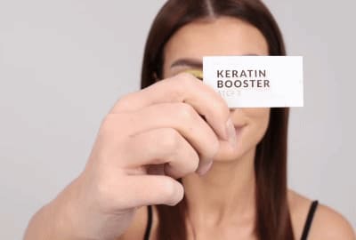 Modelo aplicando el Paso 3 - Keratin Booster en pestañas