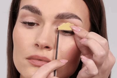 Modelo quitándose las varillas de los párpados y pestañas suavemente